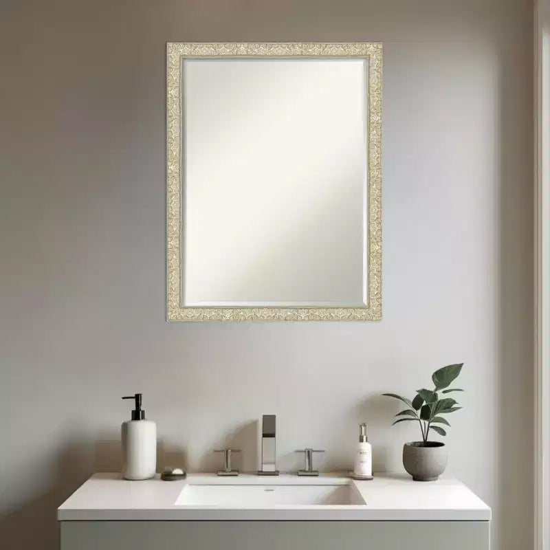 Miroir mural de salle de bain encadré de bois avec biseau d'un demi-pouce