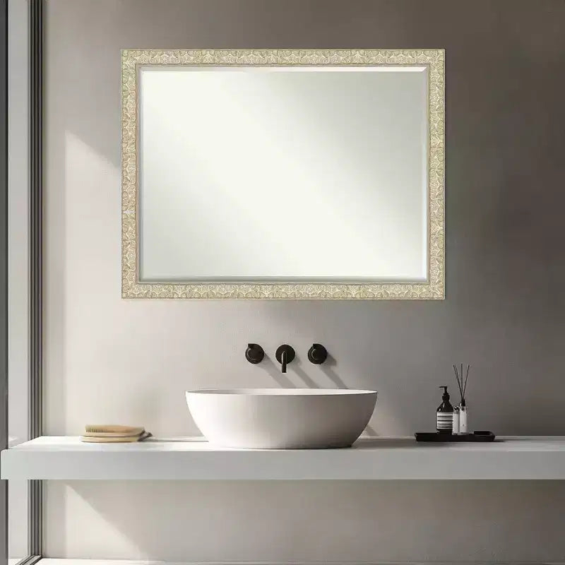 Miroir mural de salle de bain encadré de bois avec biseau d'un demi-pouce