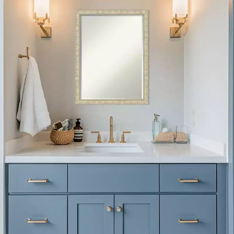 Miroir mural de salle de bain encadré de bois avec biseau d'un demi-pouce
