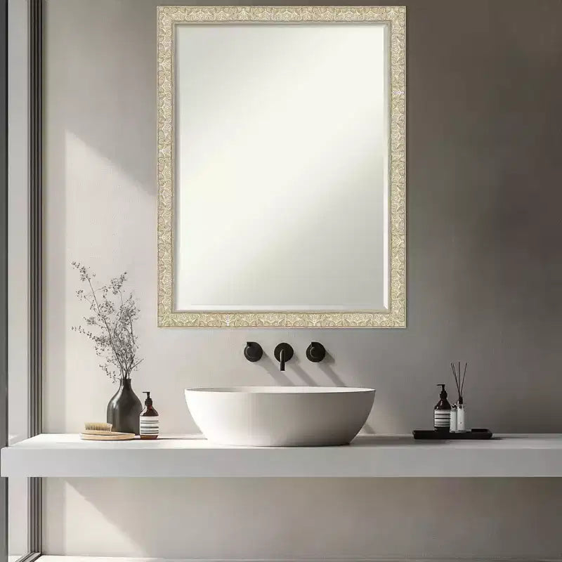Miroir mural de salle de bain encadré de bois avec biseau d'un demi-pouce