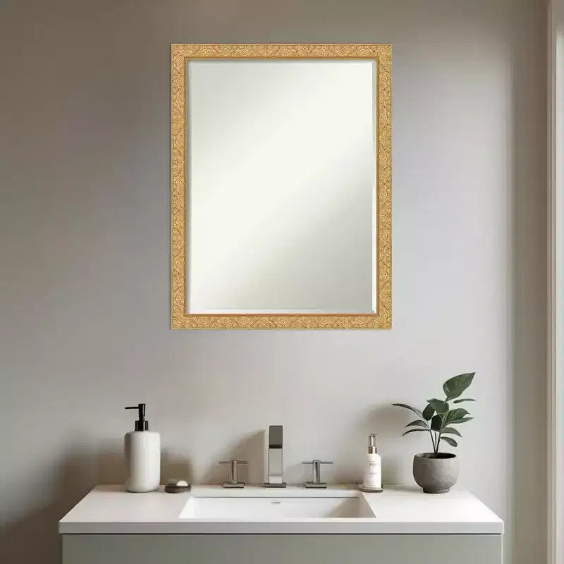 Miroir mural de salle de bain encadré de bois avec biseau d'un demi-pouce