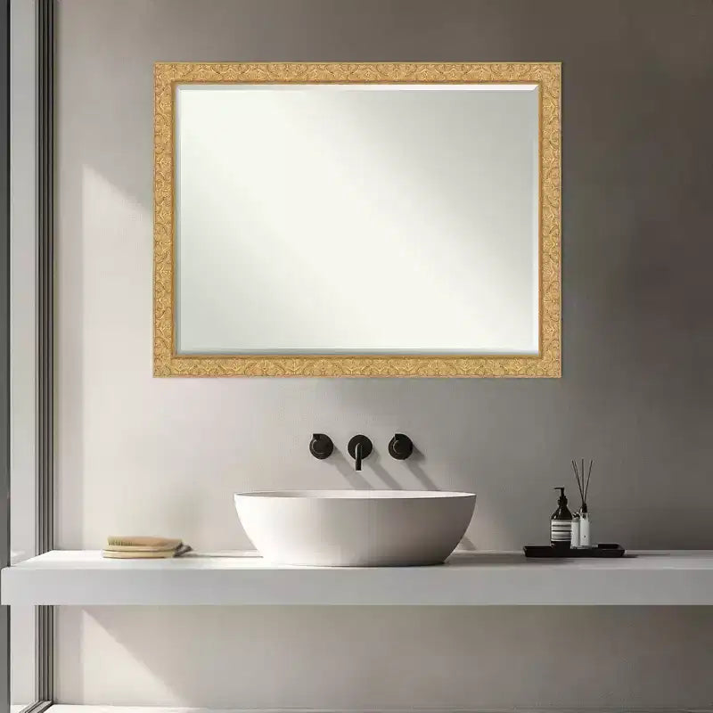 Miroir mural de salle de bain encadré de bois avec biseau d'un demi-pouce