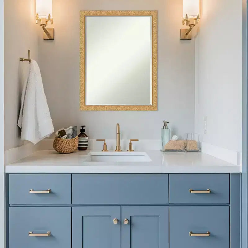 Miroir mural de salle de bain encadré de bois avec biseau d'un demi-pouce