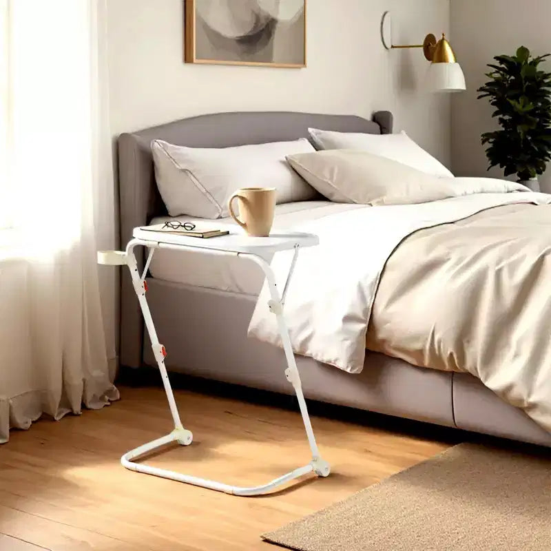 Plateau TV pliant réglable avec 4 hauteurs et 3 angles d'inclinaison, tables d'appoint pliantes pour dîner/ordinateur portable/collation avec porte-gobelet, canapé, 2 pièces. Blanc