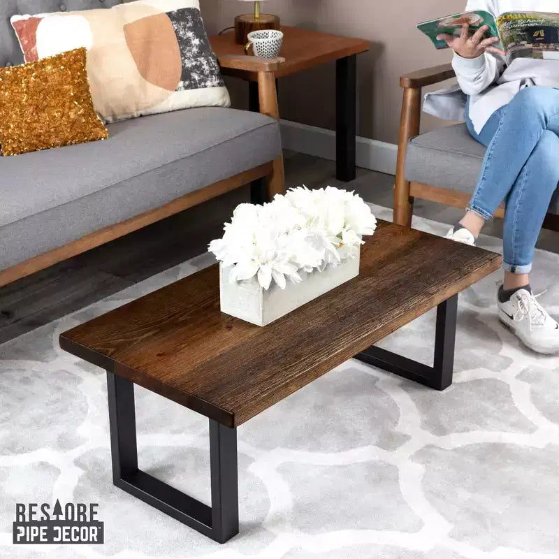 Table basse en bois massif noir Boulder avec pieds paysagers de 30,5 cm