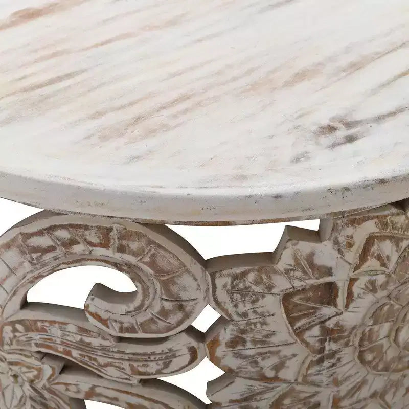 Table basse, bois de manguier artisanal, motif floral ajouré sculpté, finition blanc vieilli, 33 pouces
