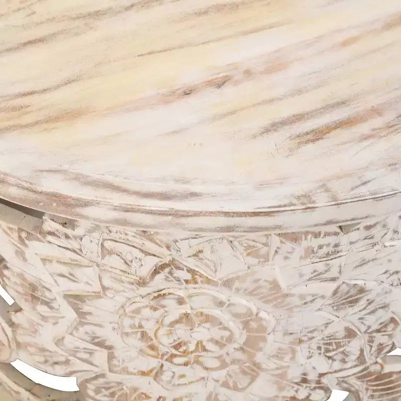 Table basse, bois de manguier artisanal, motif floral ajouré sculpté, finition blanc vieilli, 33 pouces