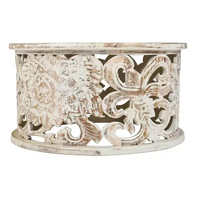Table basse, bois de manguier artisanal, motif floral ajouré sculpté, finition blanc vieilli, 33 pouces