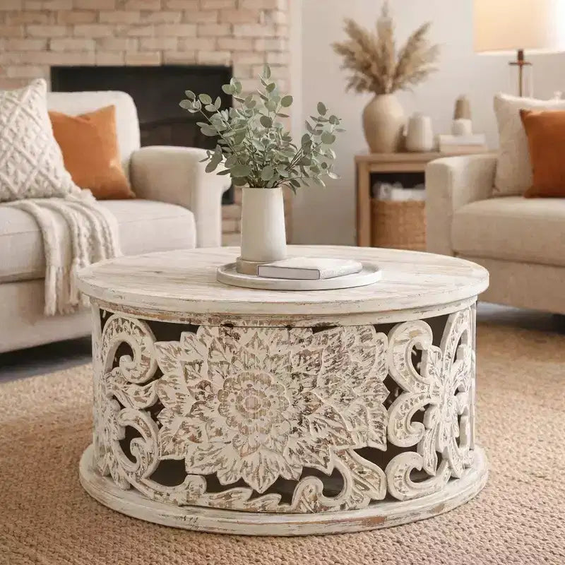 Table basse, bois de manguier artisanal, motif floral ajouré sculpté, finition blanc vieilli, 33 pouces