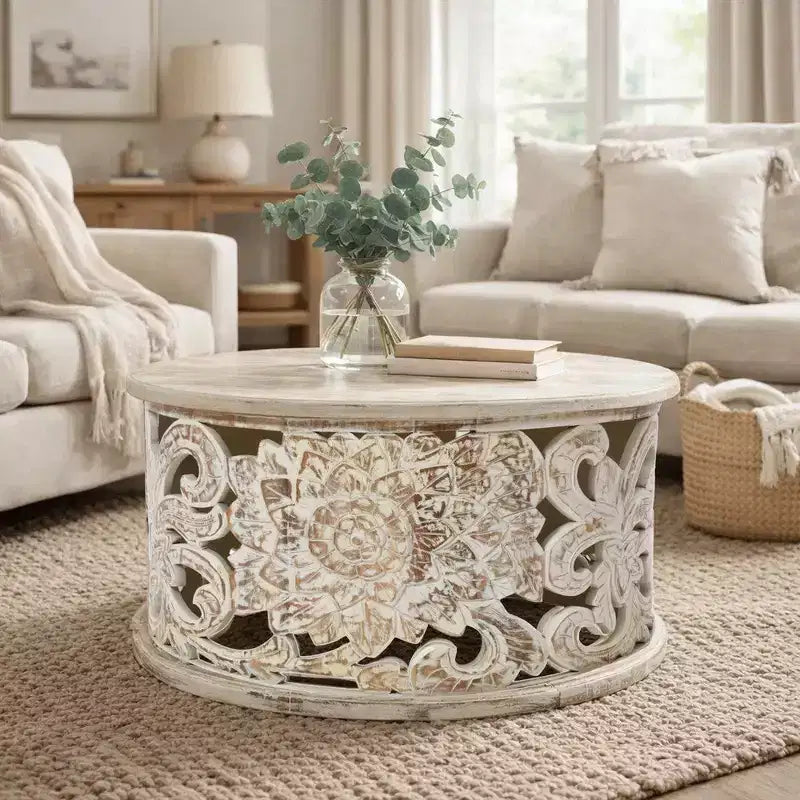 Table basse, bois de manguier artisanal, motif floral ajouré sculpté, finition blanc vieilli, 33 pouces