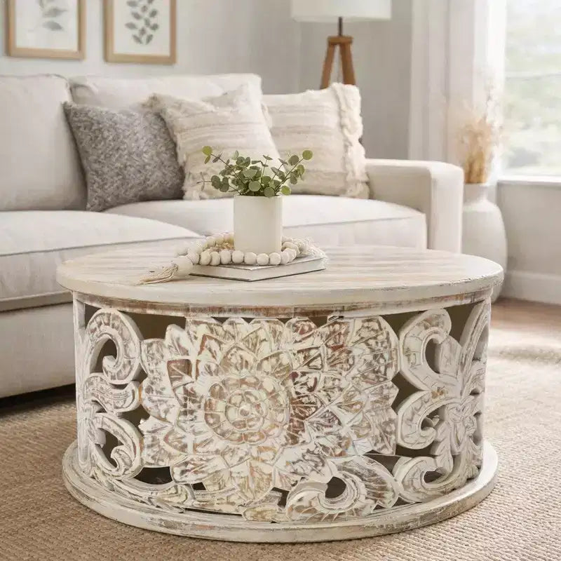 Table basse, bois de manguier artisanal, motif floral ajouré sculpté, finition blanc vieilli, 33 pouces
