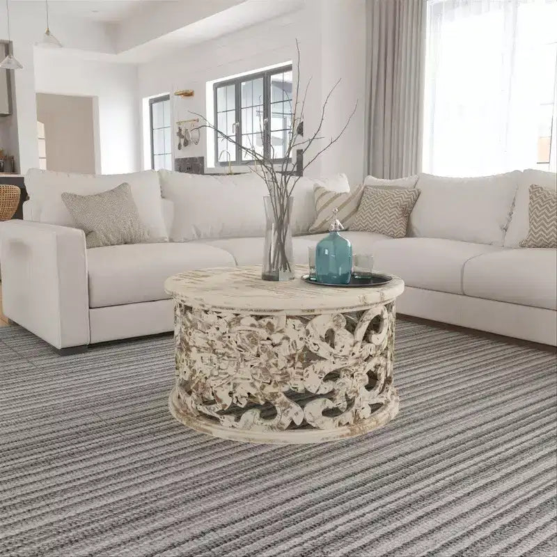 Table basse, bois de manguier artisanal, motif floral ajouré sculpté, finition blanc vieilli, 33 pouces