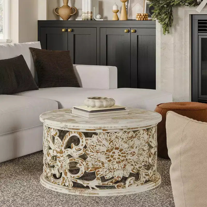Table basse, bois de manguier artisanal, motif floral ajouré sculpté, finition blanc vieilli, 33 pouces