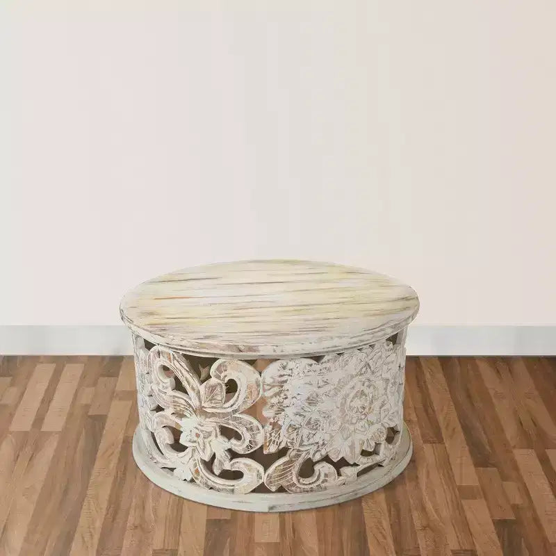 Table basse, bois de manguier artisanal, motif floral ajouré sculpté, finition blanc vieilli, 33 pouces