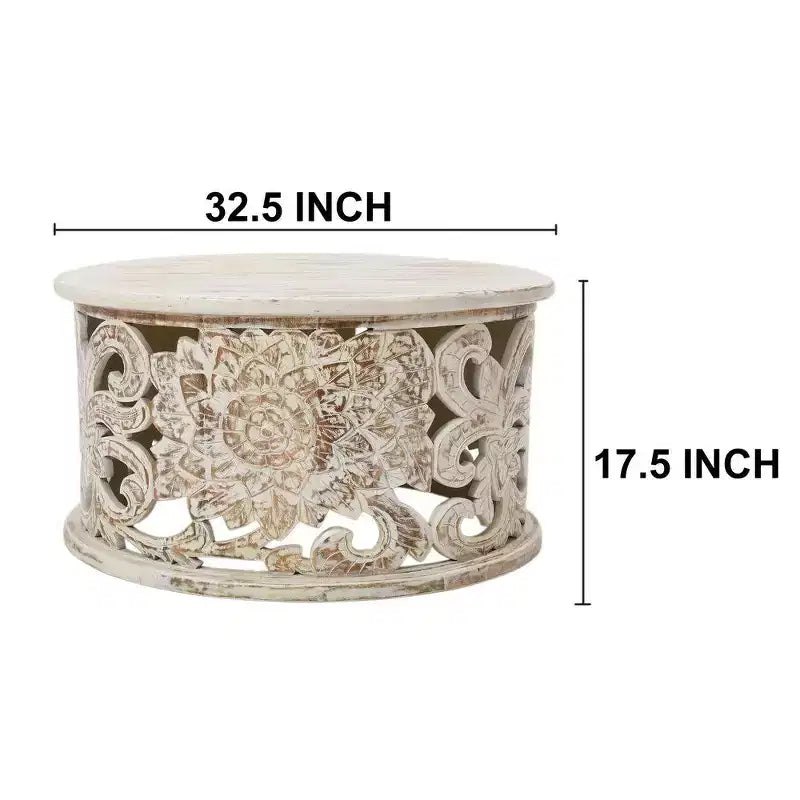 Table basse, bois de manguier artisanal, motif floral ajouré sculpté, finition blanc vieilli, 33 pouces