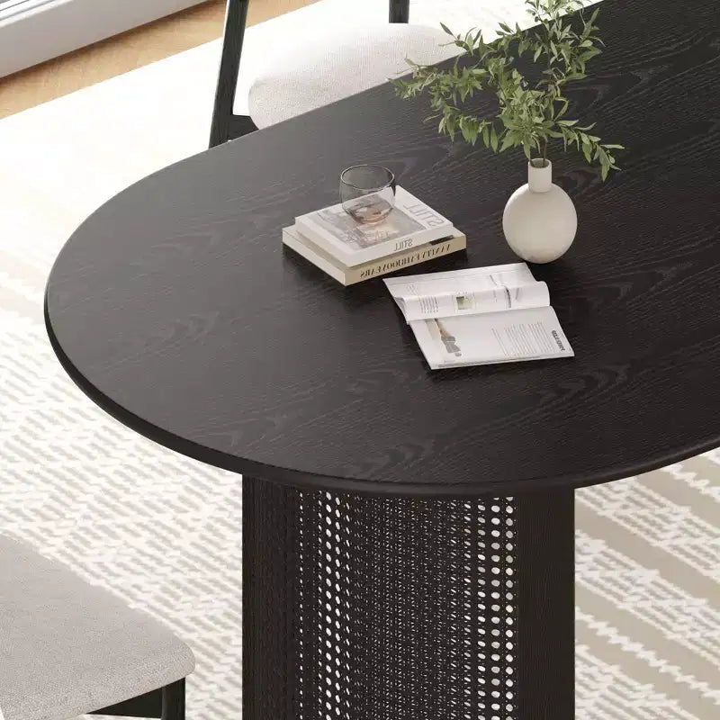 Table de salle à manger ovale 79 po pour 6 à 8 personnes avec plateau à bord incurvé et base en rotin tressé, table de cuisine moderne de style campagnard pour salon et salle à manger, noir