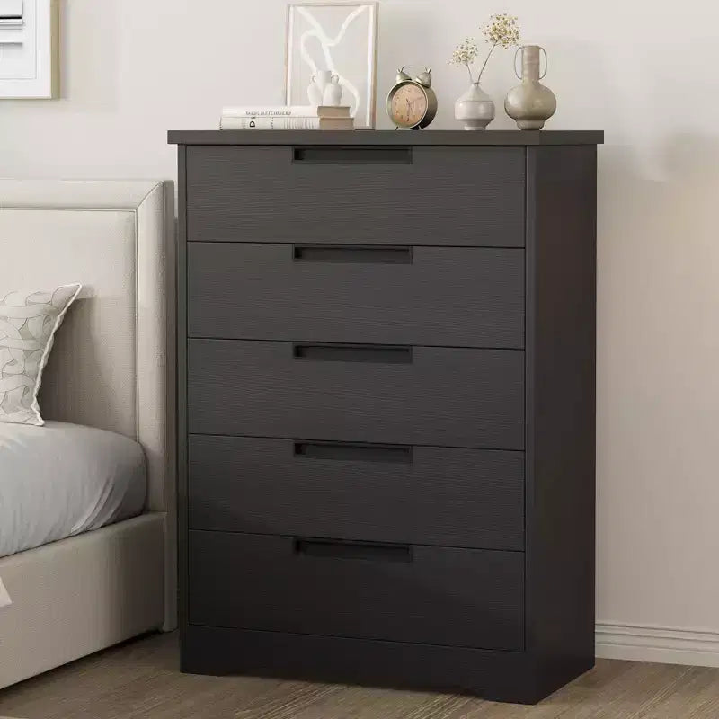 Commode cinq tiroirs avec poignées intégrées, meuble de rangement moderne en bois, compact et peu encombrant, adapté aux salons.