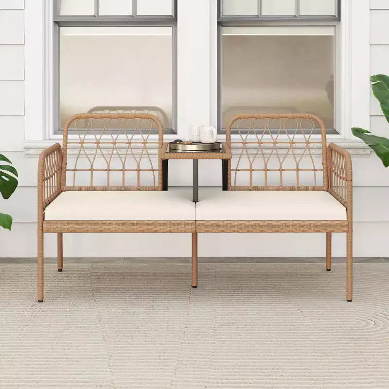 Banc à deux places d'extérieur en rotin PE Costway avec table basse intégrée et coussins moelleux pour pelouse