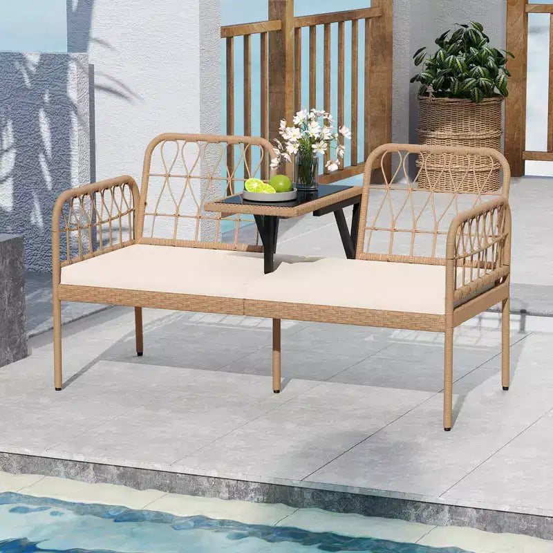 Banc à deux places d'extérieur en rotin PE Costway avec table basse intégrée et coussins moelleux pour pelouse