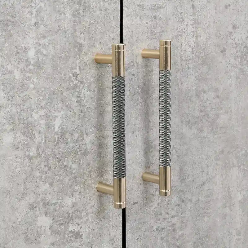 Caractéristiques distinctives du buffet à quatre portes avec pieds en métal et entrecroisés, adapté aux salons, halls d'entrée et bureaux
