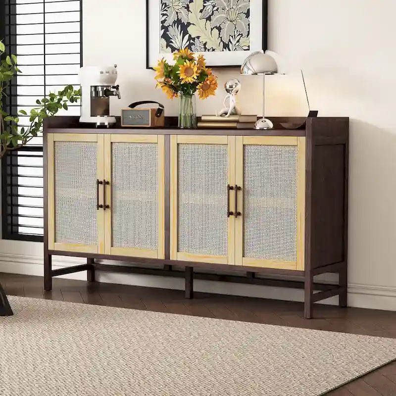 Bahut de style rustique avec portes décoratives en rotin