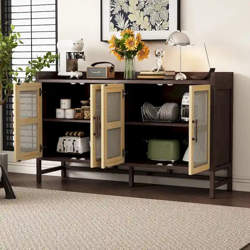 Bahut de style rustique avec portes décoratives en rotin