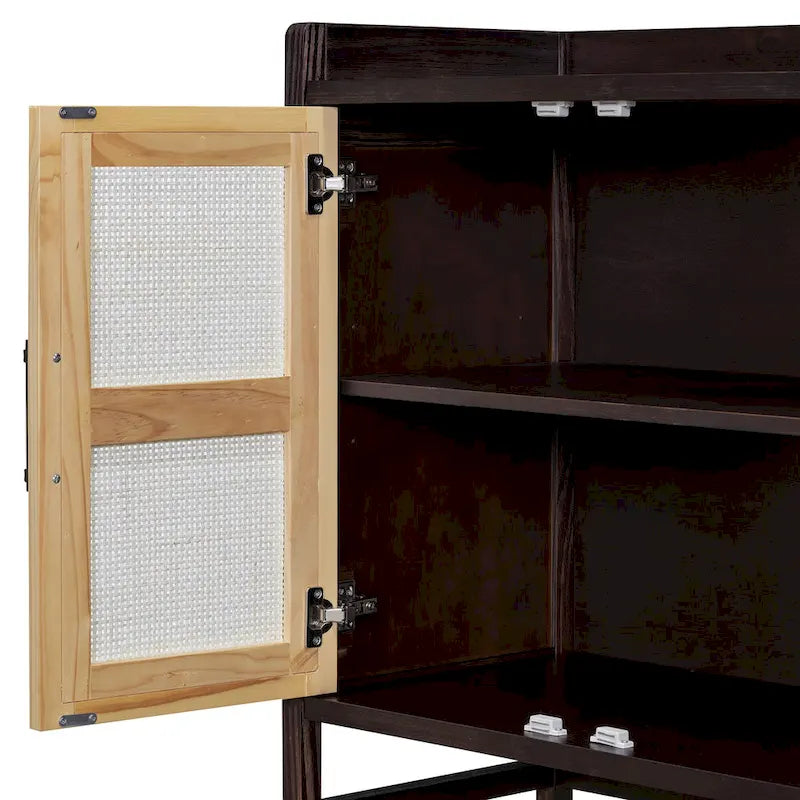 Bahut de style rustique avec portes décoratives en rotin