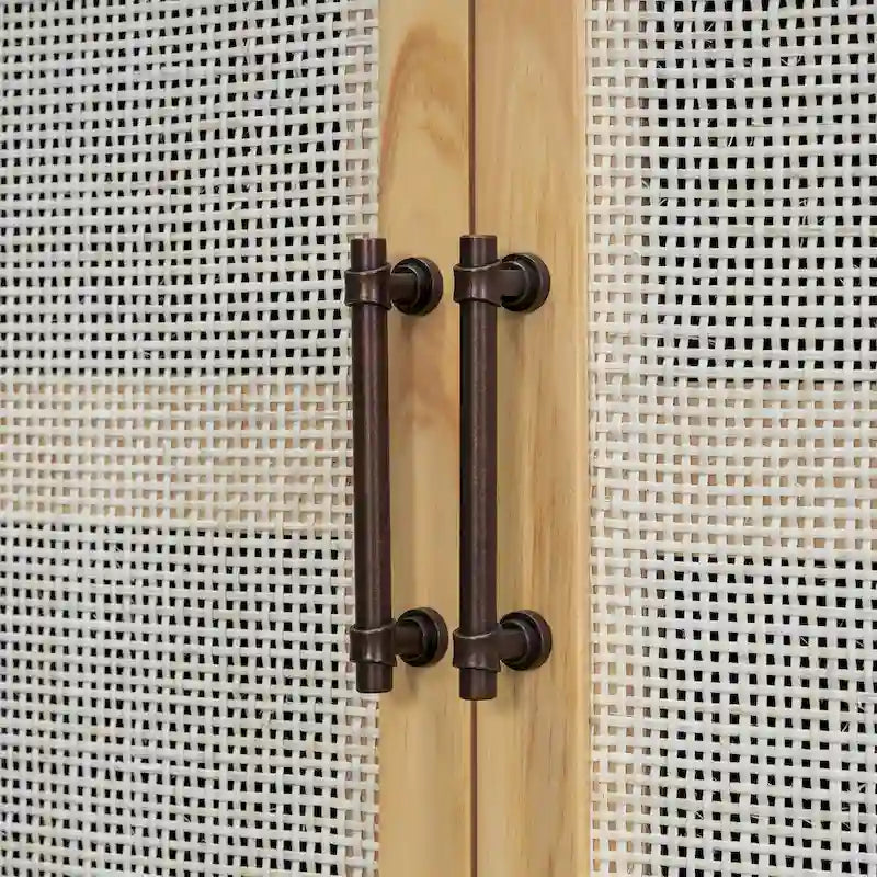 Bahut de style rustique avec portes décoratives en rotin
