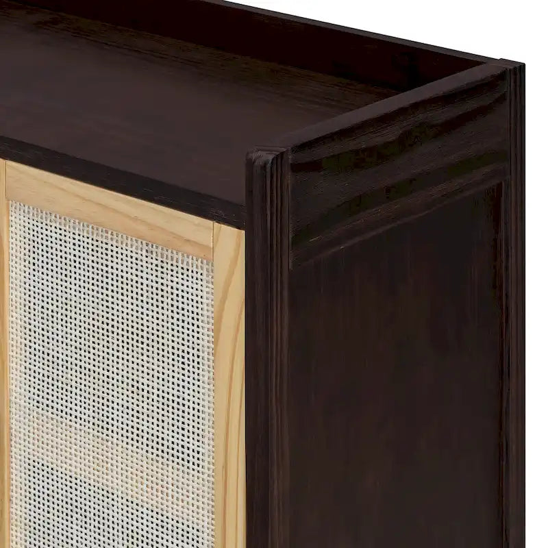 Bahut de style rustique avec portes décoratives en rotin