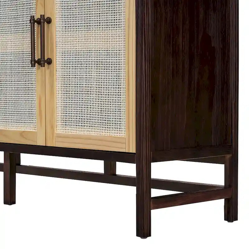 Bahut de style rustique avec portes décoratives en rotin