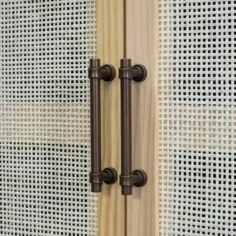 Bahut de style rustique avec portes décoratives en rotin