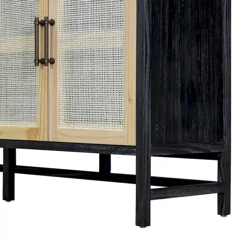 Bahut de style rustique avec portes décoratives en rotin