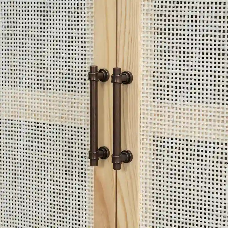 Bahut de style rustique avec portes décoratives en rotin