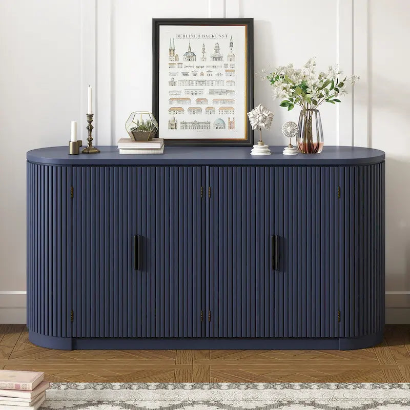 Armoire de rangement moderne avec étagères réglables, poignées métalliques et portes à rayures verticales