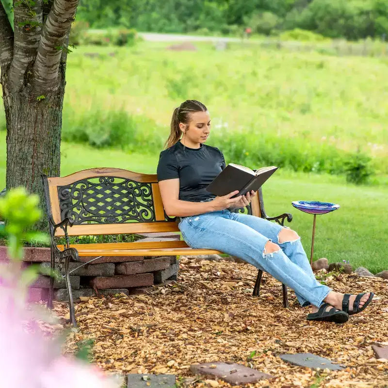 Banc de jardin extérieur Sunnydaze pour 2 personnes avec motif en lierre entrecroisé, en fonte et bois