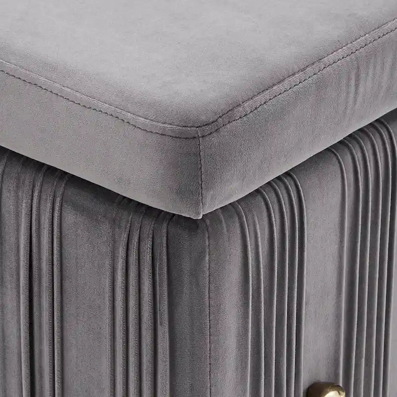 Banc de rangement Lisbeth Grey en velours plissé avec couvercle relevable, par iNSPIRE Q Bold