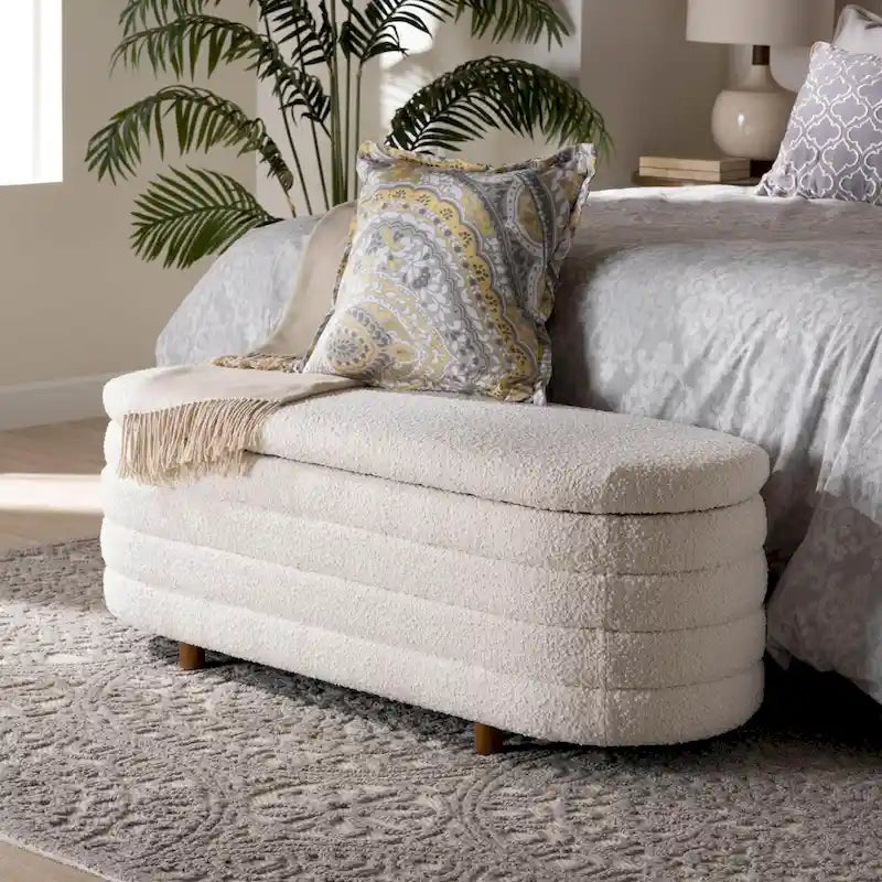 Banc de rangement Betiana en tissu bouclé crème de style Japandi moderne et bois de noyer fini marron