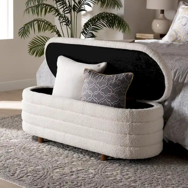 Banc de rangement Betiana en tissu bouclé crème de style Japandi moderne et bois de noyer fini marron